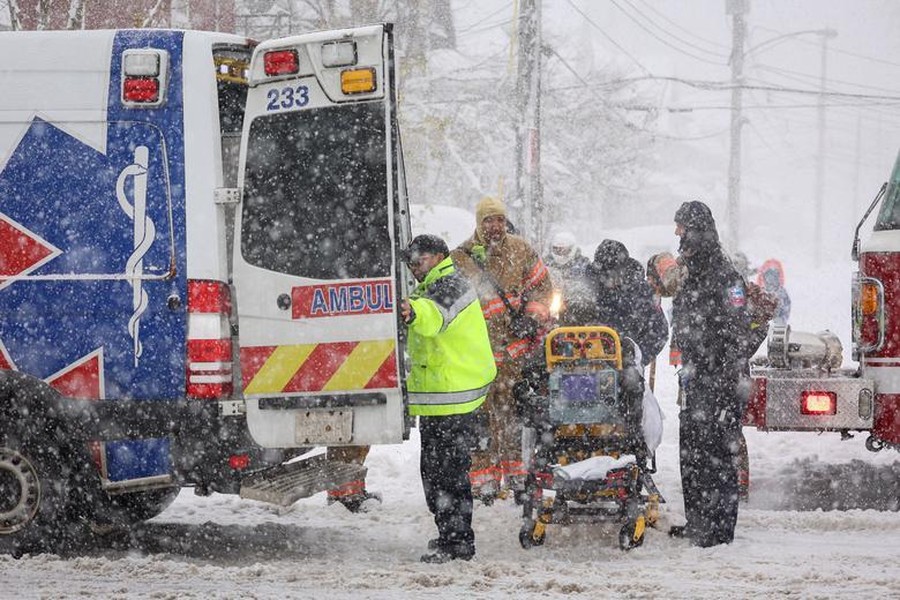 Người dân New York vật lộn trong trận bão tuyết lớn nhất năm  ảnh 10