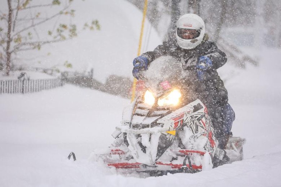 Người dân New York vật lộn trong trận bão tuyết lớn nhất năm  ảnh 11