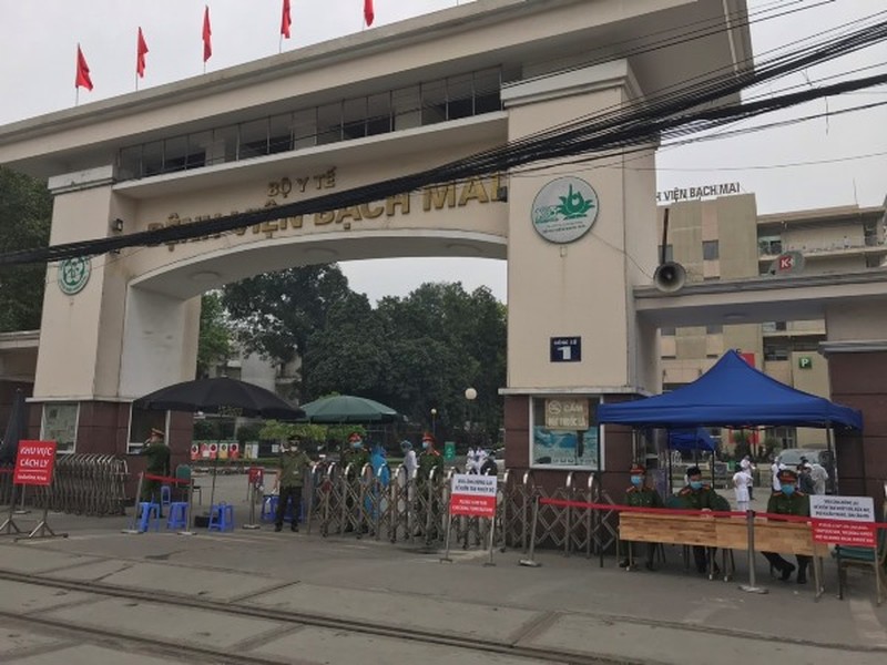 Cận cảnh chốt chặn khu vực cách ly phòng dịch Covid-19 tại Bệnh viện Bạch Mai