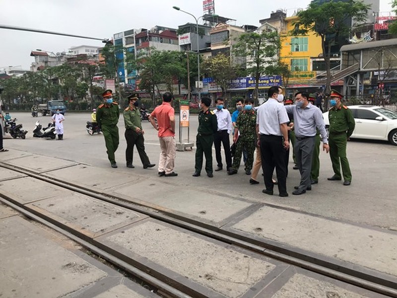 Cận cảnh chốt chặn khu vực cách ly phòng dịch Covid-19 tại Bệnh viện Bạch Mai