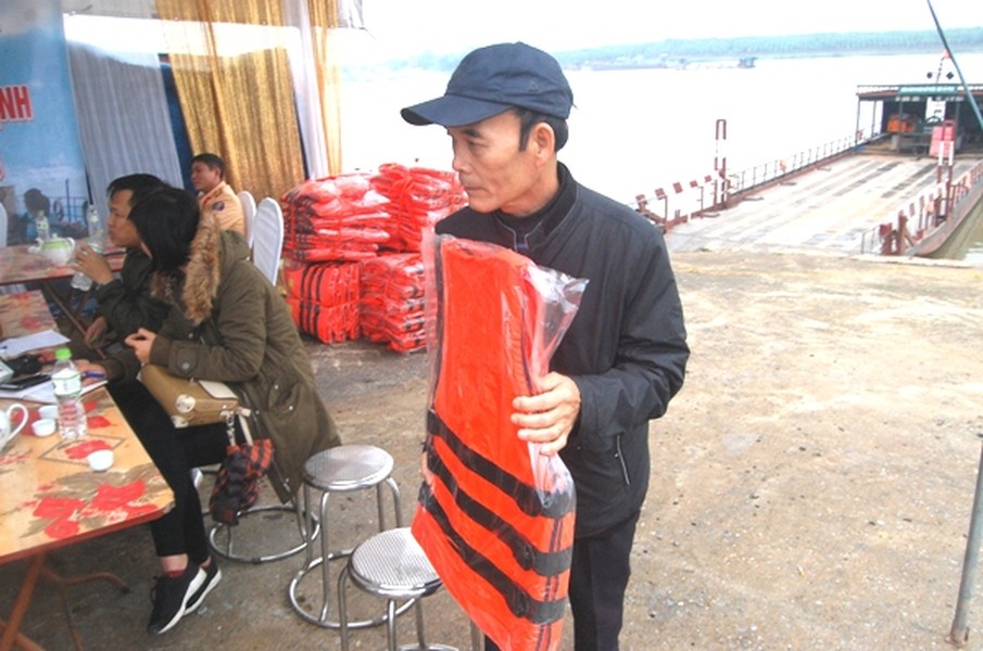 Tặng 1000 áo phao cho hàng chục bến khách ngang sông Hồng