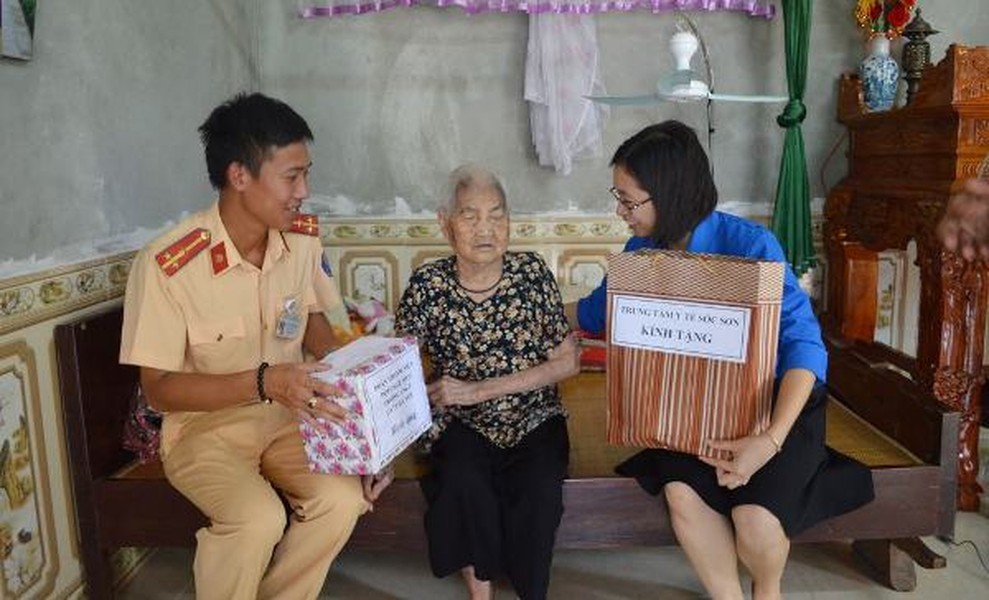 Thăm hỏi, tặng quà, khám chữa bệnh cho các Mẹ Việt Nam Anh hùng