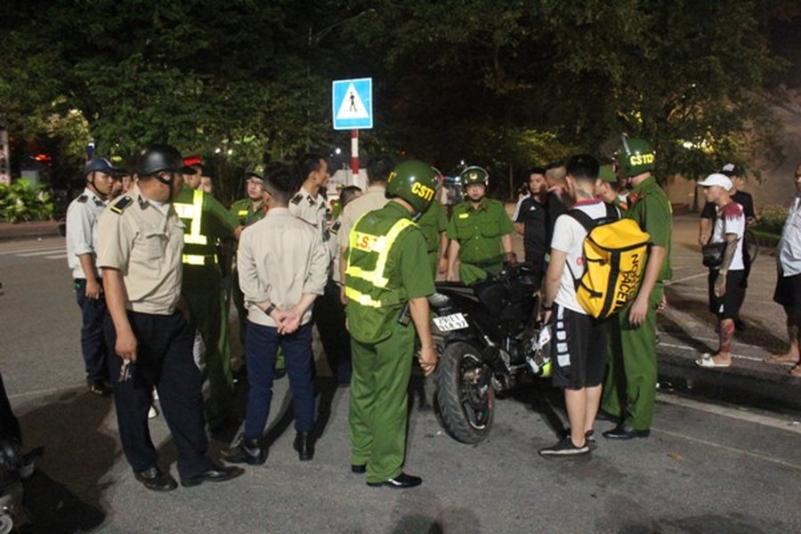 Trắng đêm chặn đứng đua xe và cổ vũ đua xe trái phép quanh hồ Hoàn Kiếm