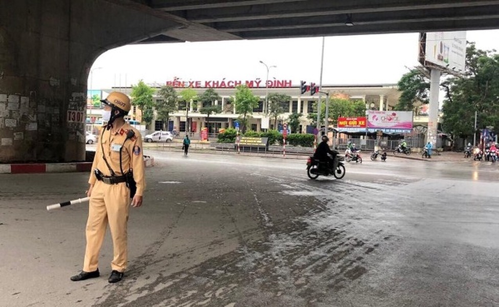 Đường phố đông đúc, Cảnh sát giao thông Hà Nội tất bật trong ngày đầu nới lỏng giãn cách xã hội