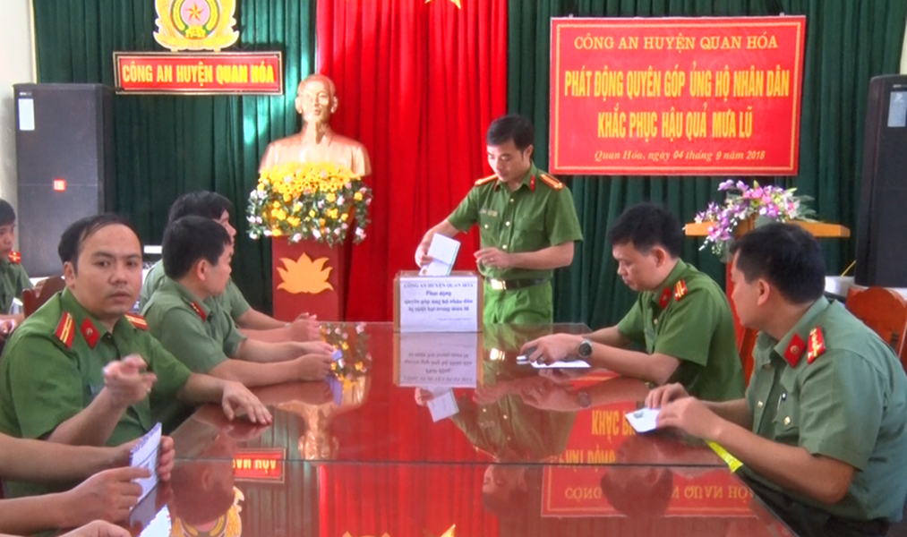 Công an các huyện Mường Lát, Quan Hóa giúp nhân dân khắc phục hậu quả mưa lũ