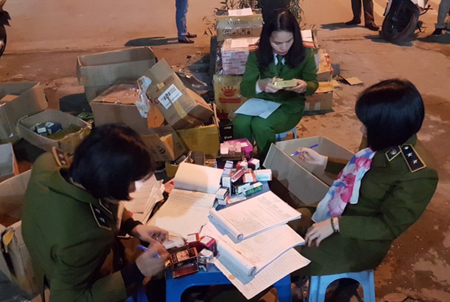 Toàn cảnh vụ phát hiện và thu giữ hàng nghìn sản phẩm kích dục trong kho hàng ở Hà Nội