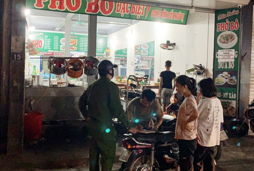 Hà Nội: Cảnh sát khu vực xuyên đêm nhắc nhở hàng quán đóng cửa phòng chống dịch Covid-19
