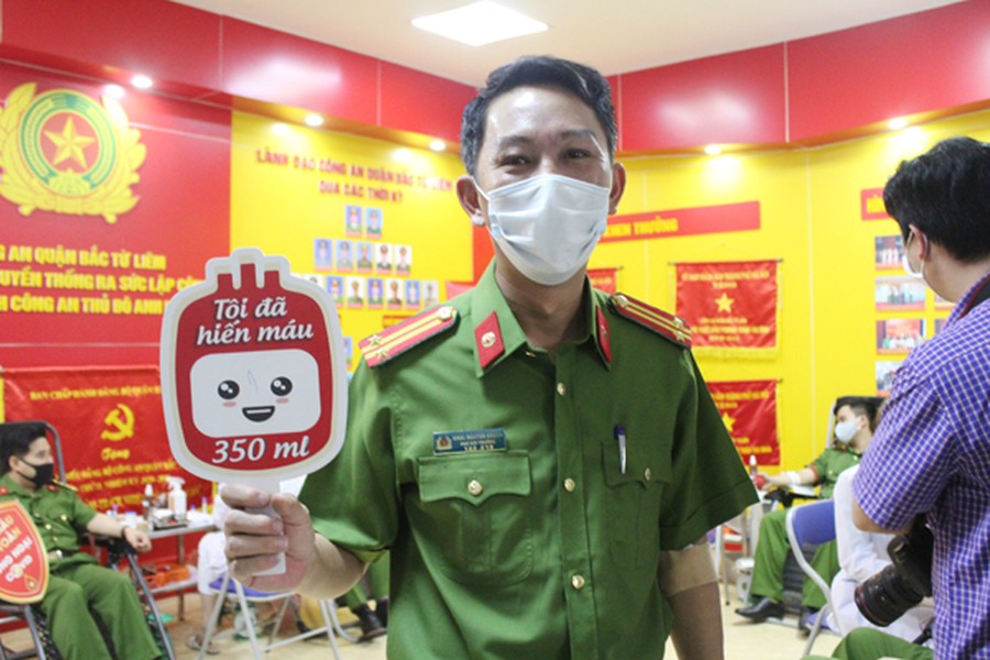 Ngời sắc đỏ chiến sỹ công an hiến máu tình nguyện vì cộng đồng