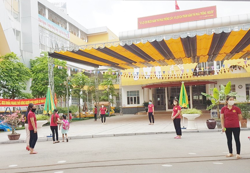 Lực lượng công an bảo vệ ngày đầu học sinh toàn thành phố trở lại trường học