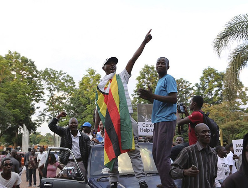 Chùm ảnh dân Zimbabwe nhảy múa trên phố sau khi Tổng thống từ chức