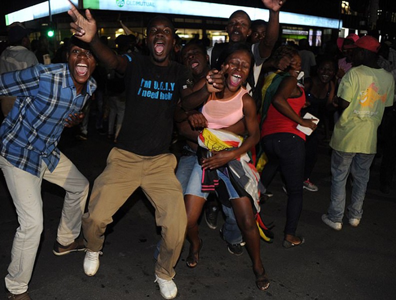 Chùm ảnh dân Zimbabwe nhảy múa trên phố sau khi Tổng thống từ chức