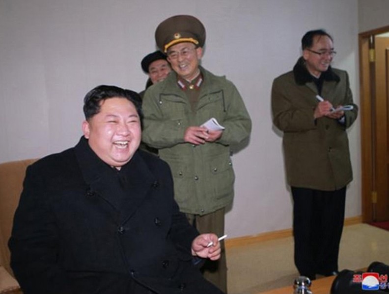 Triều Tiên công bố hình ảnh ông Kim Jong-un vui mừng theo dõi vụ phóng tên lửa