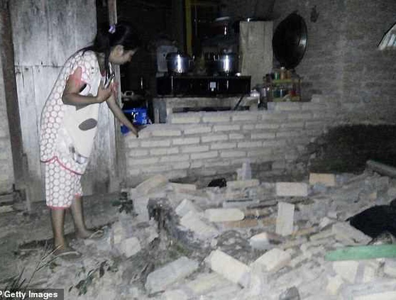 [Ảnh] Cận cảnh đổ nát, tang thương sau động đất, sóng thần ở Indonesia