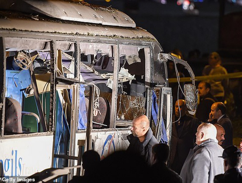 [Ảnh] Cận cảnh hiện trường vụ xe chở du khách Việt bị đánh bom ở Ai Cập