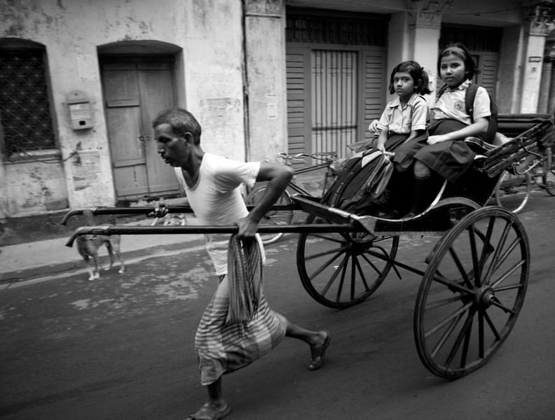 [ẢNH] Cận cảnh cuộc sống mưu sinh cực nhọc của phu kéo xe ở Ấn Độ