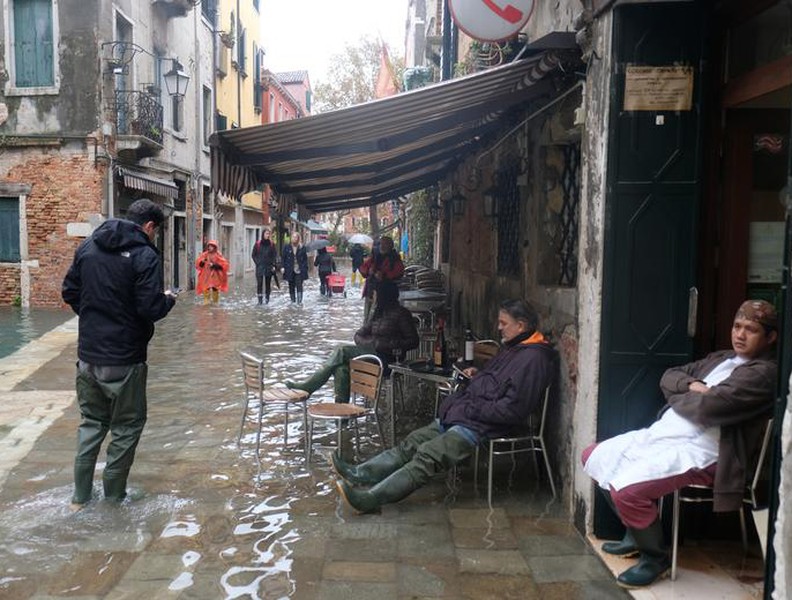 [ẢNH] Khách du lịch bì bõm lội nước… khi tới Venice, Italy