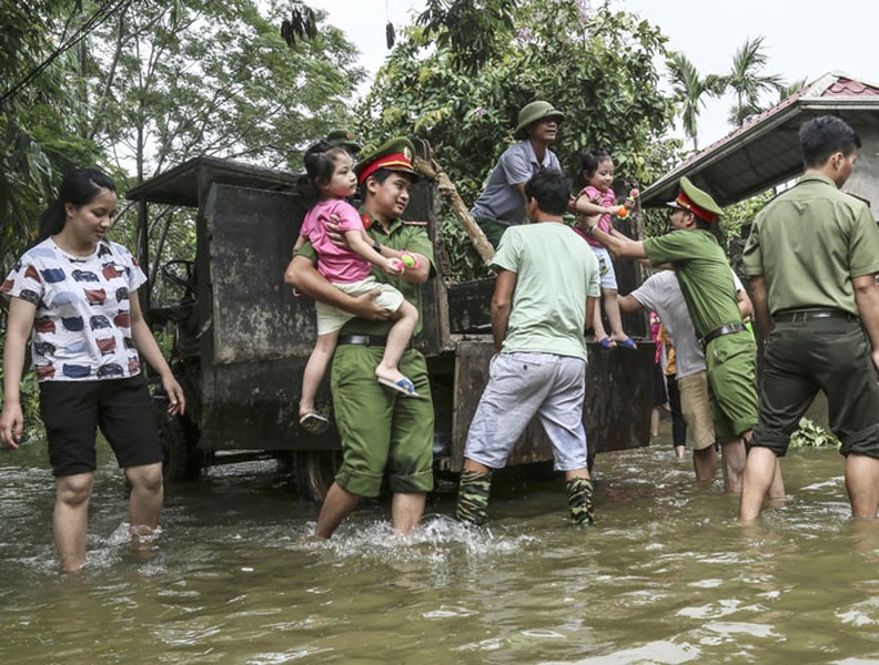 Công an Hà Nội chung sức hỗ trợ, giúp đỡ người dân vùng ngập lụt huyện Chương Mỹ