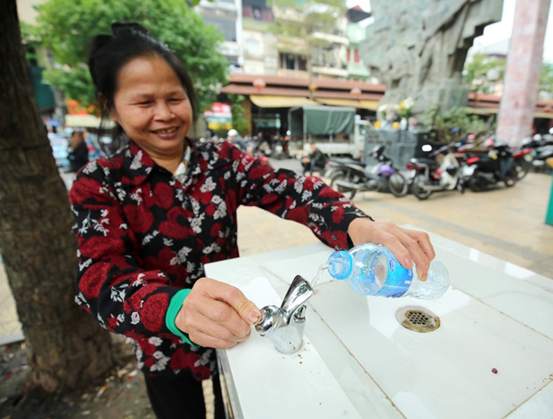 Thích thú với trụ nước sạch uống liền miễn phí ở Hà Nội
