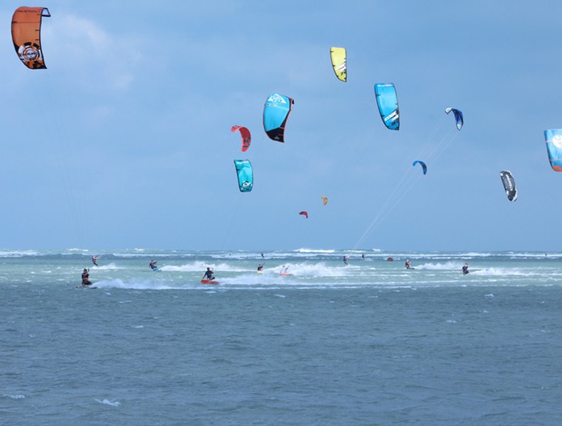 Khoáng đạt Festival lướt ván thả diều trên biển