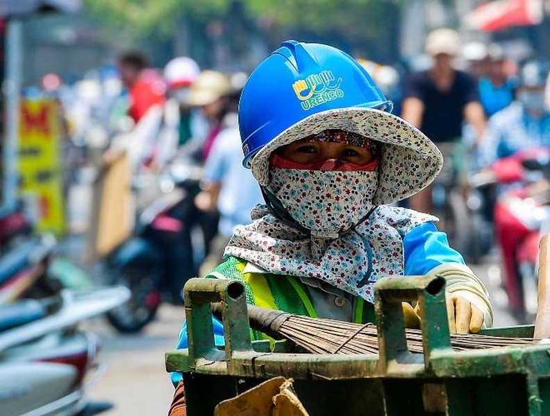 Nắng nóng gay gắt, người dân Hà Nội trùm kín mít khi ra đường