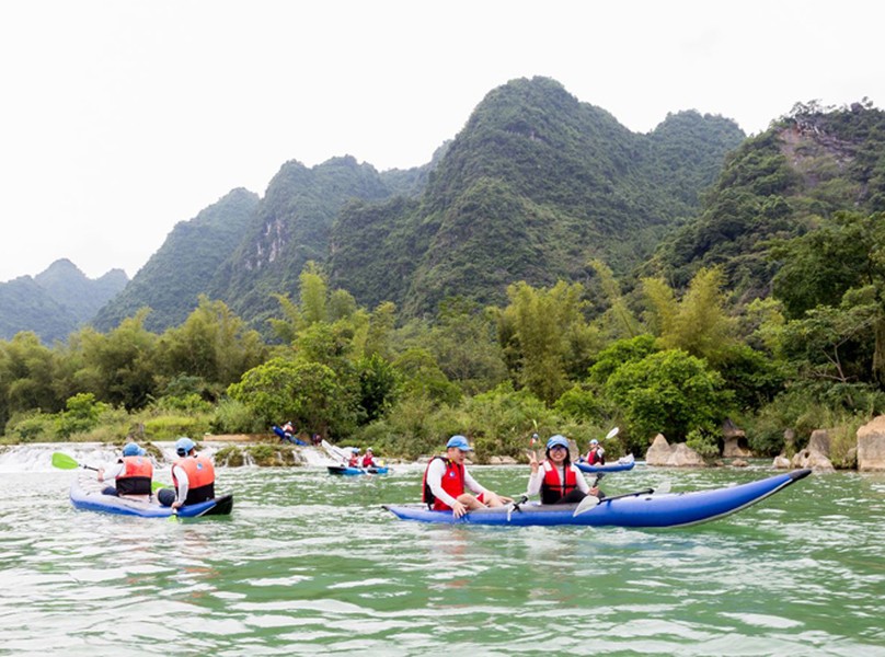 Thưởng ngoạn khung cảnh non nước hữu tình bằng thuyền kayak