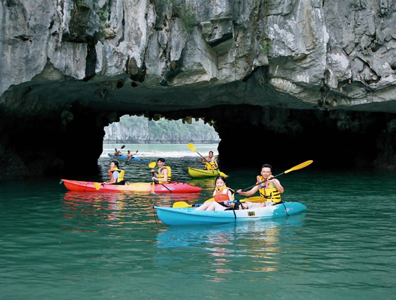 Thưởng ngoạn khung cảnh non nước hữu tình bằng thuyền kayak