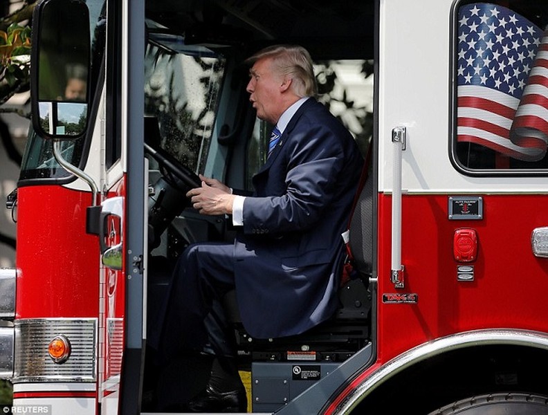 Tổng thống Trump đội mũ cao bồi, lái xe cứu hỏa để quảng cáo hàng Mỹ