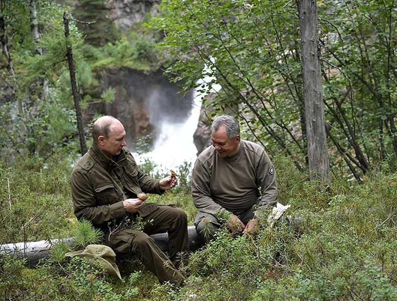 Kì nghỉ ngắn ngày của Tổng thống Putin: Tắm năng, bắt cá và leo núi