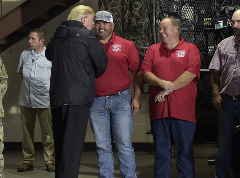 Tổng thống Trump cùng vợ đến thăm các nạn nhân sau cơn bão Harvey