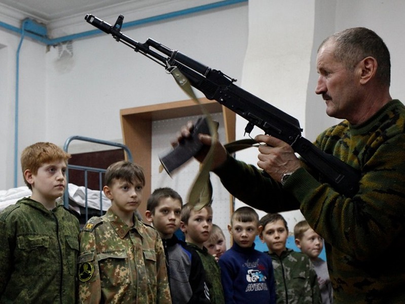 Lạ lùng: Trường trung học dạy trẻ em bắn súng, nhảy dù tại Nga