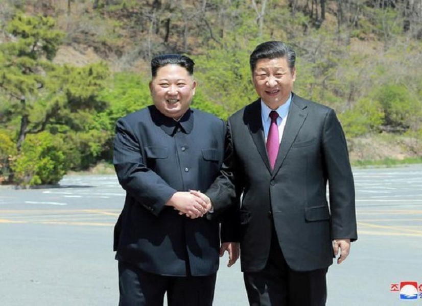 [ẢNH] Hàng trăm nghìn người Triều Tiên đổ ra đường chào đón ông Tập Cận Bình