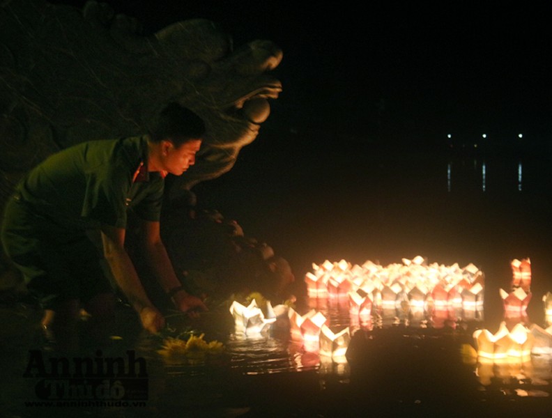 Công an Thủ đô thả hoa đăng tri ân các anh hùng liệt sỹ trên sông Thạch Hãn