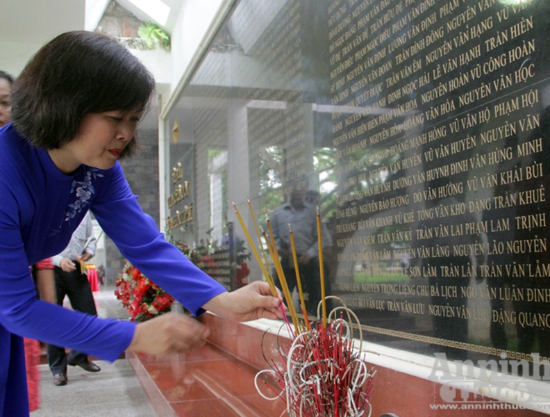 Những khoảnh khắc xúc động tại nghĩa trang liệt sỹ Điện Biên