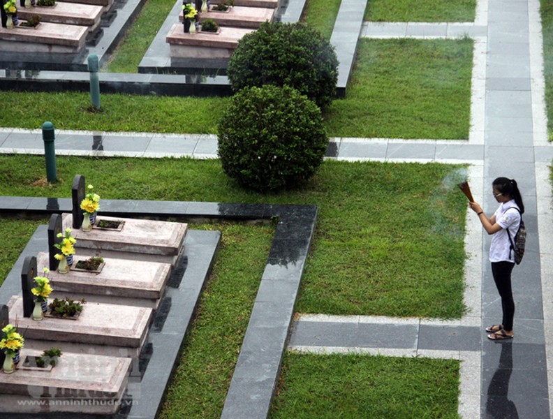 Những khoảnh khắc xúc động tại nghĩa trang liệt sỹ Điện Biên