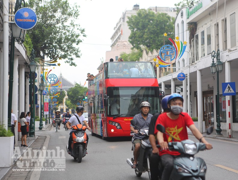 Ngắm xe buýt 2 tầng mui trần chạy trên phố trung tâm Hà Nội