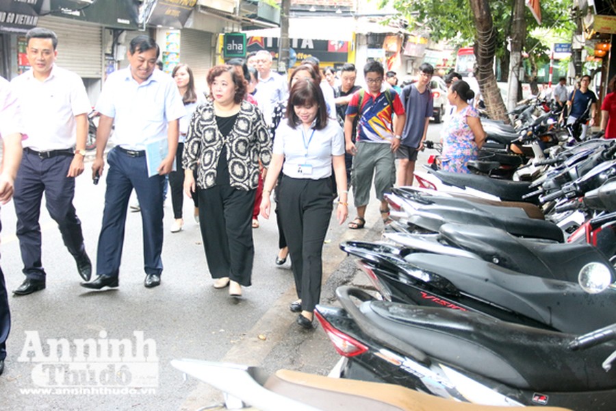 Chủ tịch HĐND TP Hà Nội kiểm tra công tác phòng chống sốt xuất huyết ở phường Hàng Buồm