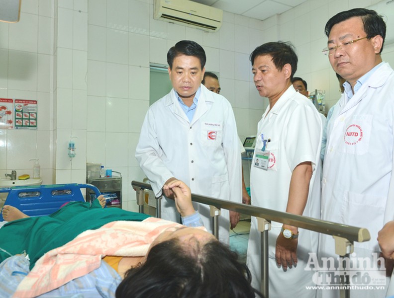 Lãnh đạo thành phố Hà Nội thăm hỏi bệnh nhân sốt xuất huyết