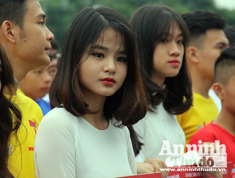 Ngắm nữ sinh Hà Nội rạng rỡ ngày khai mạc Giải bóng đá học sinh THPT 2017