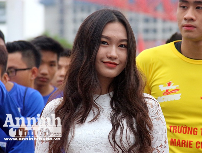 Ngắm nữ sinh Hà Nội rạng rỡ ngày khai mạc Giải bóng đá học sinh THPT 2017