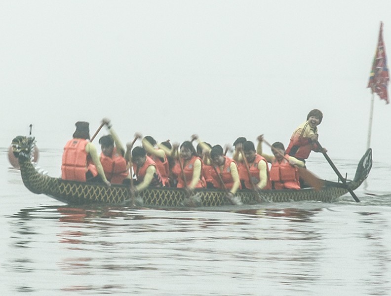 Xem màn đua thuyền rồng sôi nổi lần đầu diễn ra tại Hồ Tây