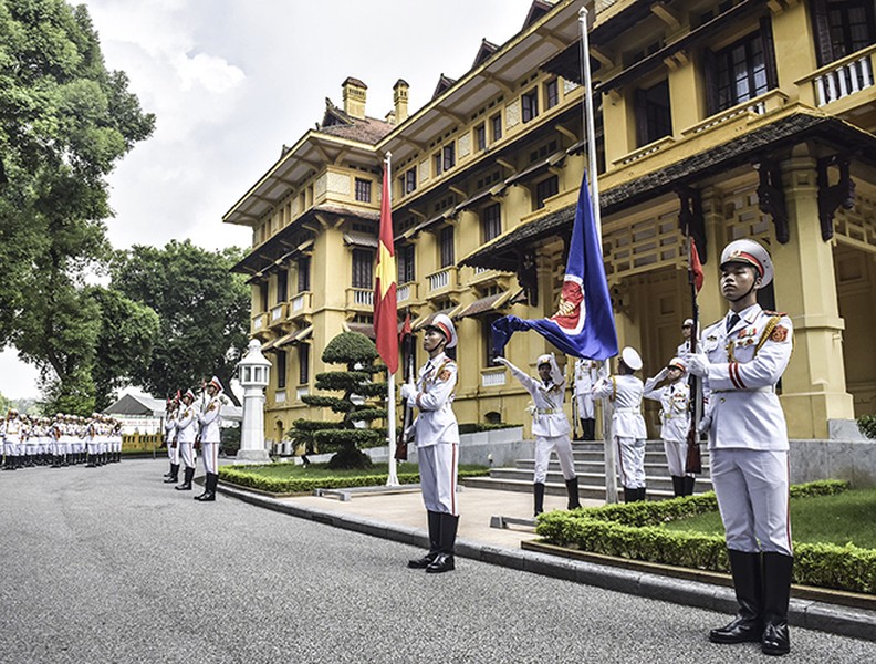 [ẢNH] Lễ thượng cờ ASEAN và Quốc kỳ Việt Nam tại Hà Nội