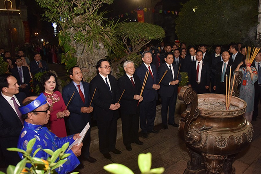 Tổng Bí thư, Chủ tịch nước Nguyễn Phú Trọng dâng hương ở chùa Trấn Quốc và mừng tuổi công nhân môi trường