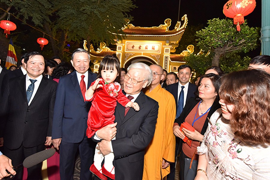 Tổng Bí thư, Chủ tịch nước Nguyễn Phú Trọng dâng hương ở chùa Trấn Quốc và mừng tuổi công nhân môi trường