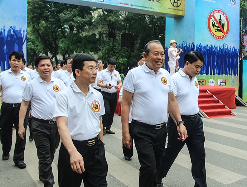 [Ảnh] Phó Thủ tướng Thường trực Trương Hòa Bình cùng người dân đi bộ kêu gọi 
