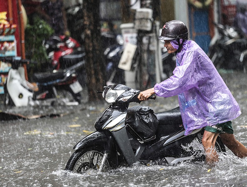 [ẢNH] Người Hà Nội mắc kẹt giữa phố sau mưa lớn