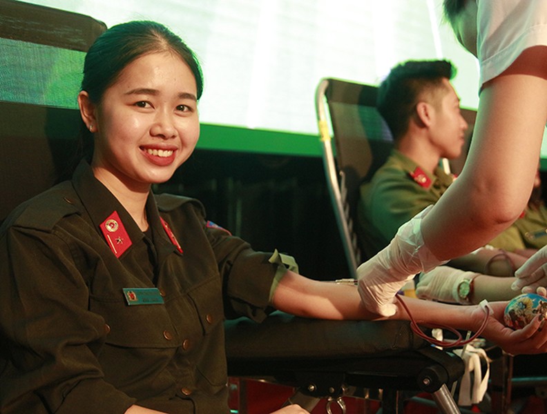 [ẢNH] Ấn tượng mạnh với hình ảnh nữ Công an Thủ đô xinh tươi khi hiến máu tình nguyện