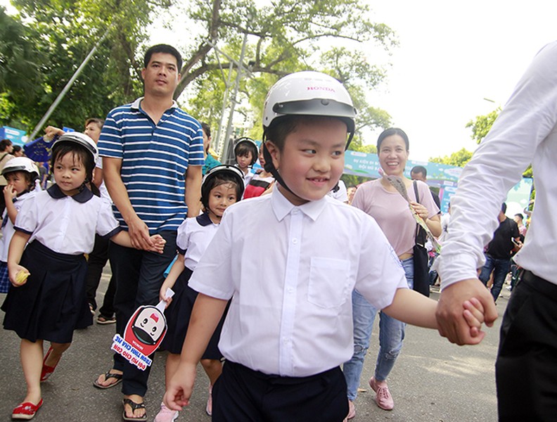 [ẢNH] Học sinh và phụ huynh Hà Nội rạng ngời đi bộ kêu gọi đội mũ bảo hiểm cho trẻ em