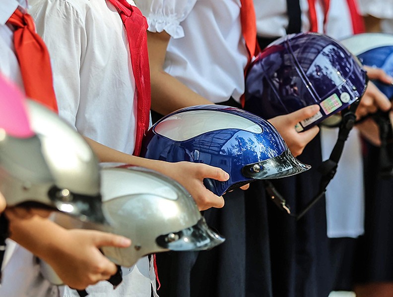 [ẢNH] 1.000 học sinh tiểu học thích thú được CSGT Hà Nội dạy đội mũ bảo hiểm đúng cách