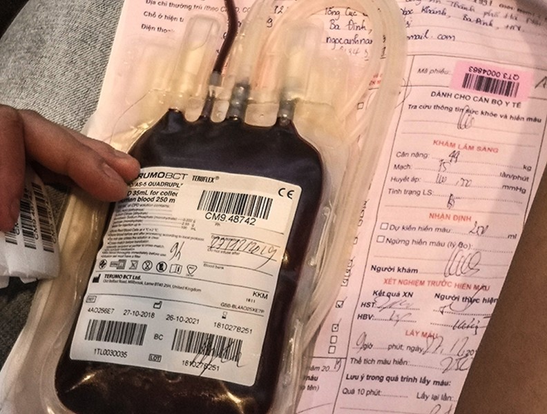 [ẢNH] Ấn tượng mạnh với hình ảnh nữ Công an Thủ đô hiến máu cứu người