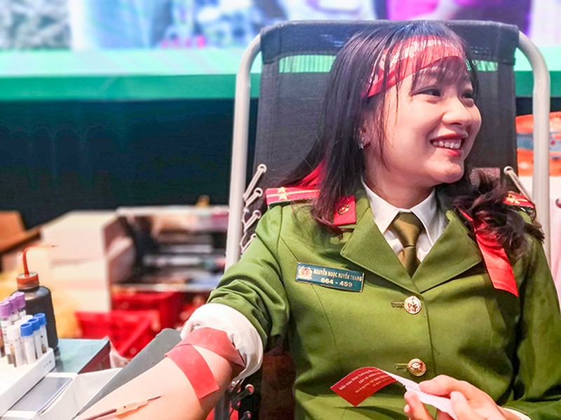 [ẢNH] Ấn tượng mạnh với hình ảnh nữ Công an Thủ đô hiến máu cứu người